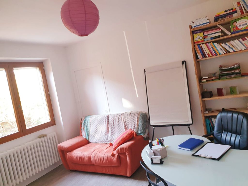 Anne Chimchirian vous reçoit dans son cabinet de psychologue à Puy saint Martin dans la Drôme.